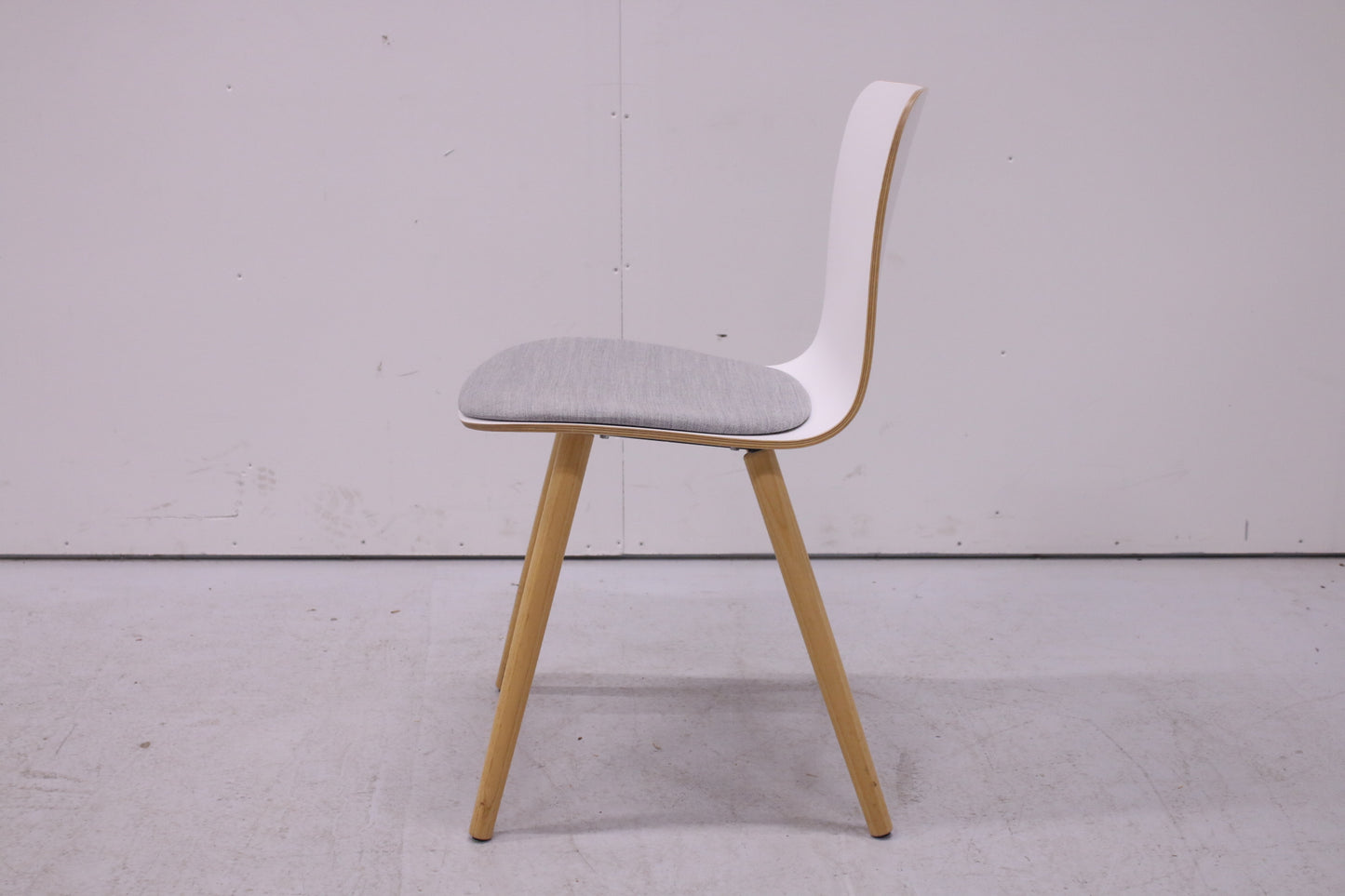 Martela Sola-tuoli harmaalla istuinpehmusteella