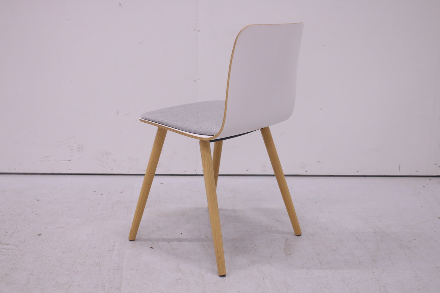 Martela Sola-tuoli harmaalla istuinpehmusteella