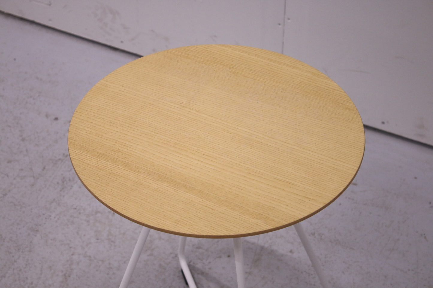 Martela Scoop-sohvapöytä, Saarni / valkoinen Ø 42