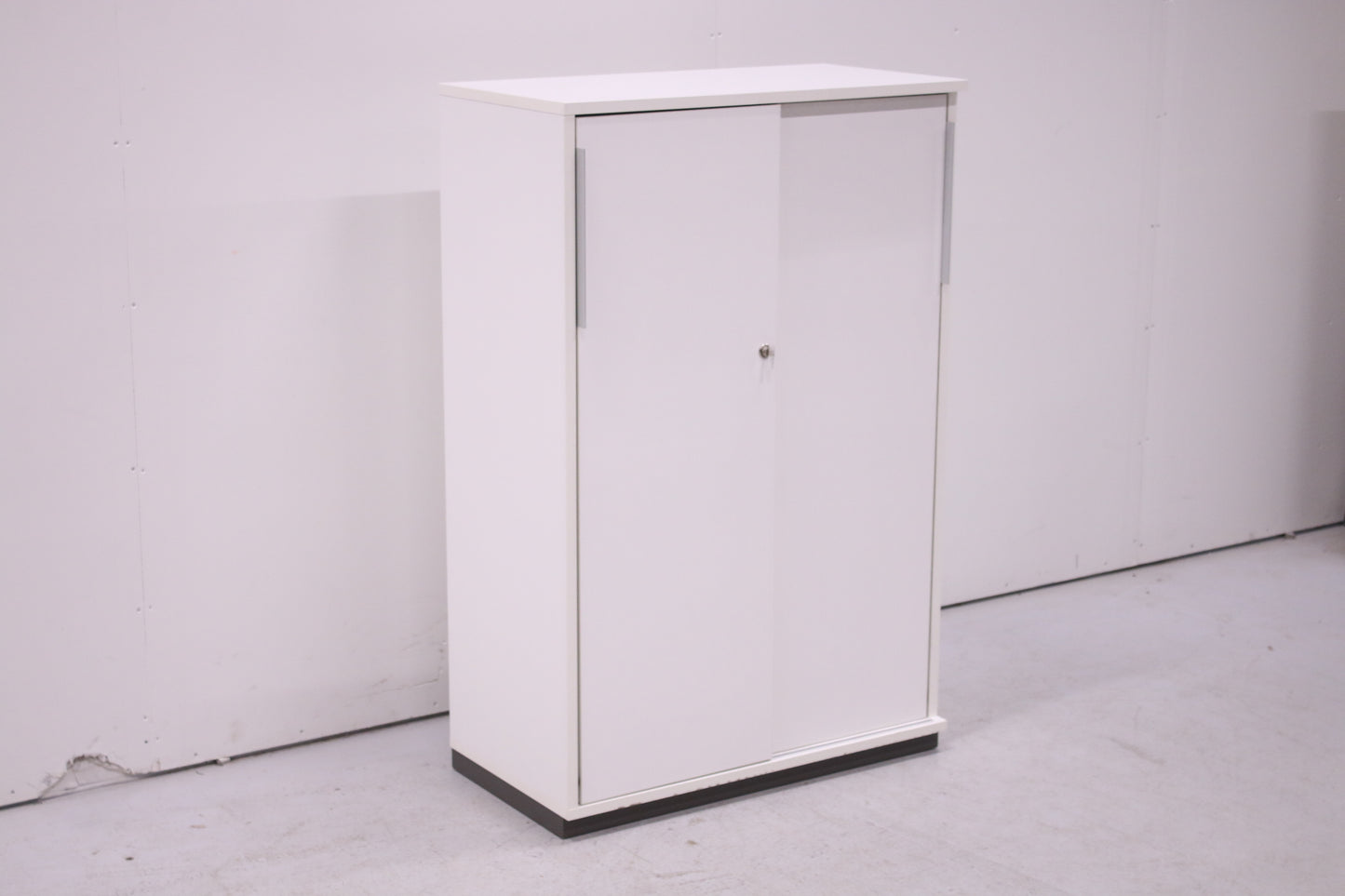 Thulema valkoinen lukittava liukuovikaappi 80x121