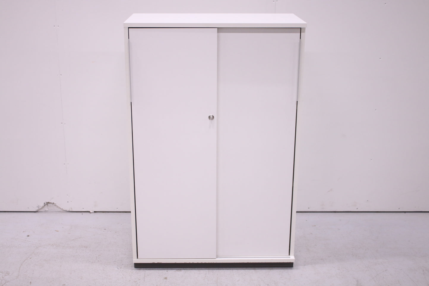 Thulema valkoinen lukittava liukuovikaappi 80x121