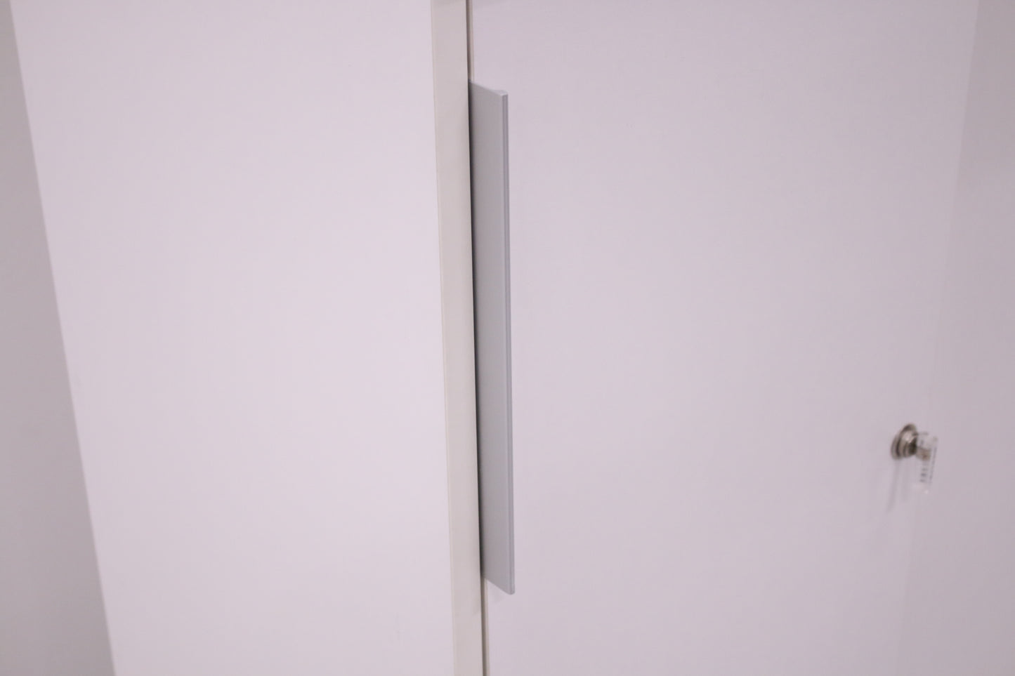 Thulema valkoinen lukittava liukuovikaappi 80x121