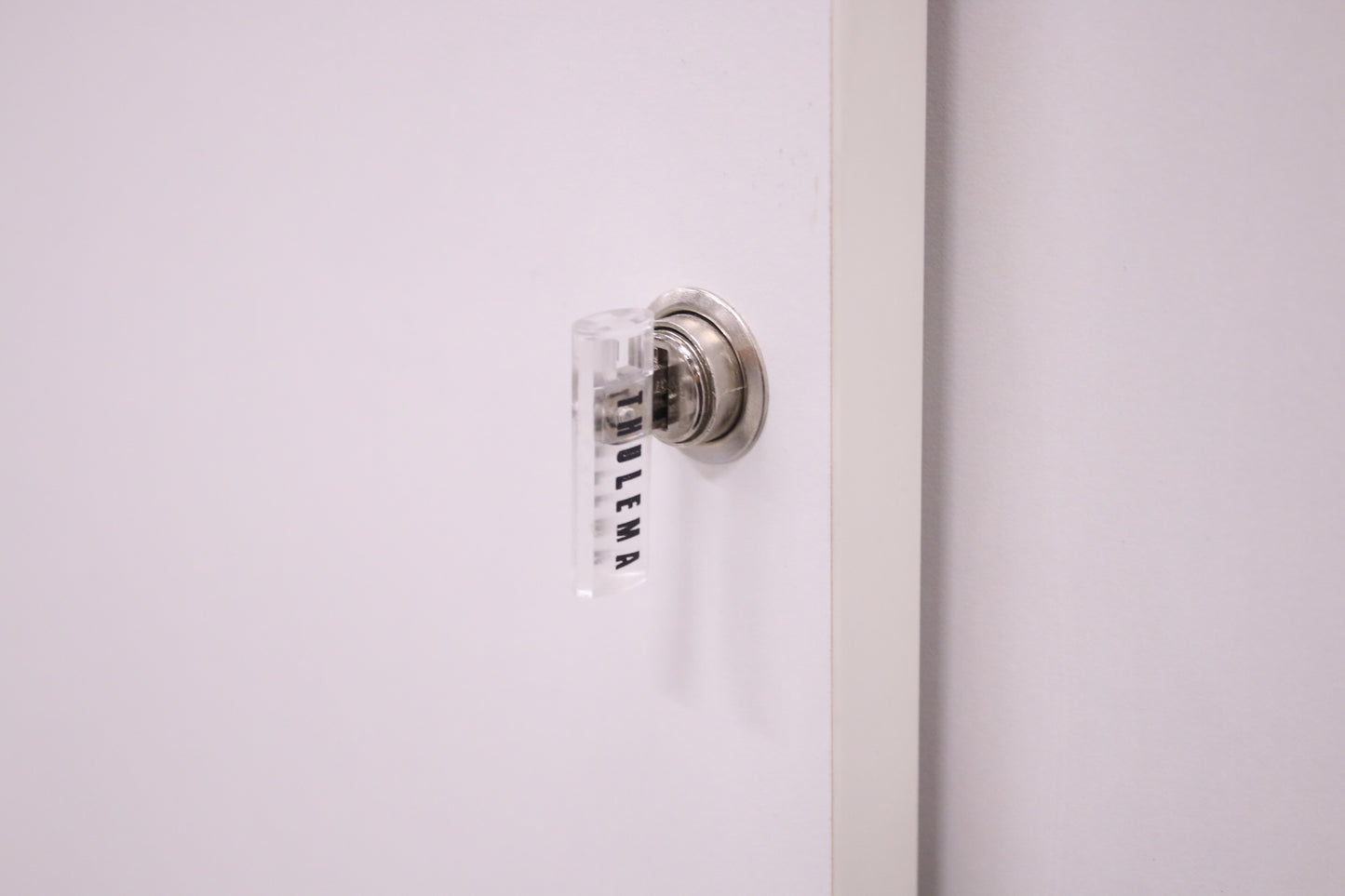 Thulema valkoinen lukittava liukuovikaappi 80x121