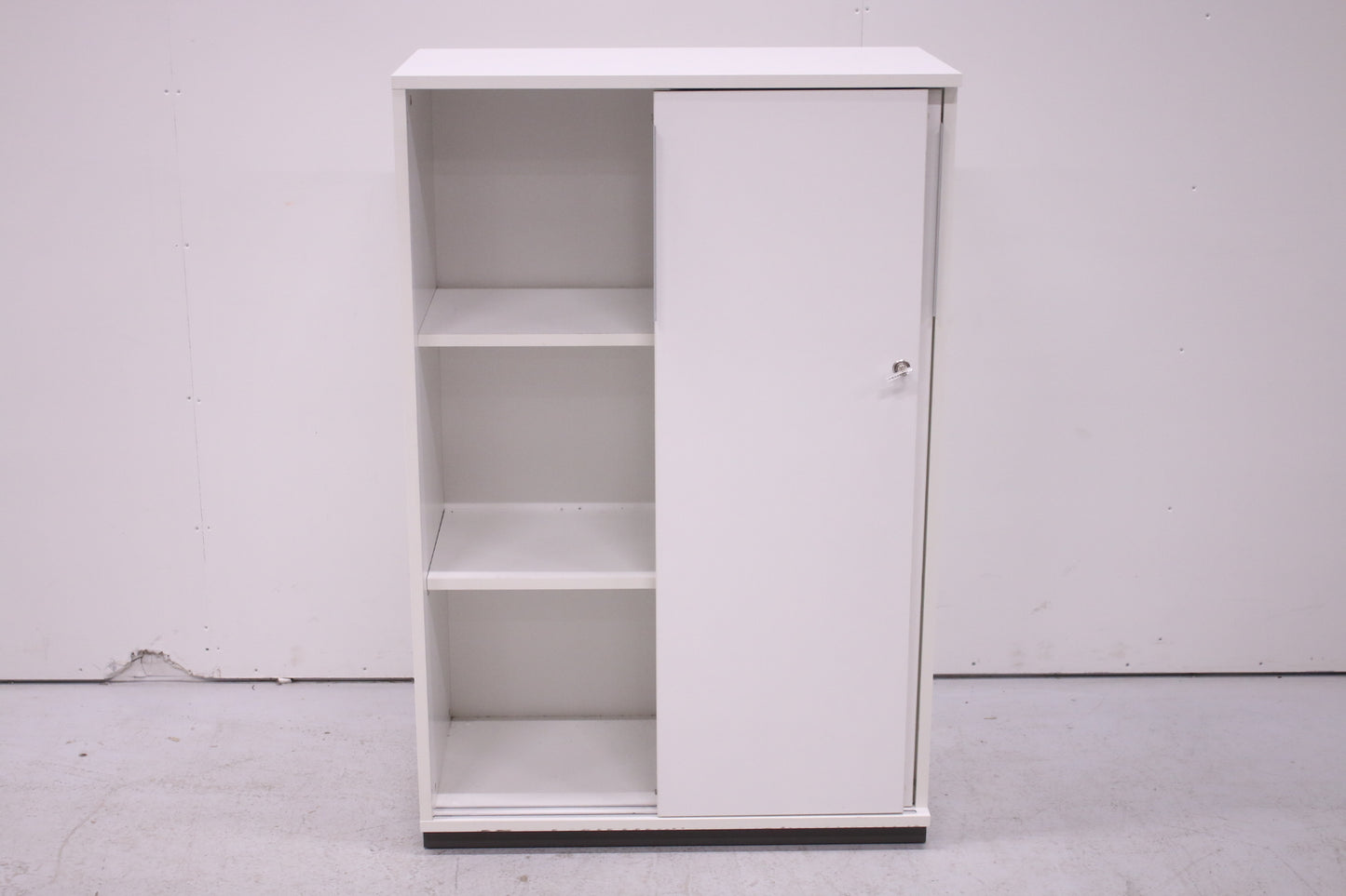 Thulema valkoinen lukittava liukuovikaappi 80x121