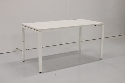 Haworth työpöytä säädettävillä jaloilla 140x70