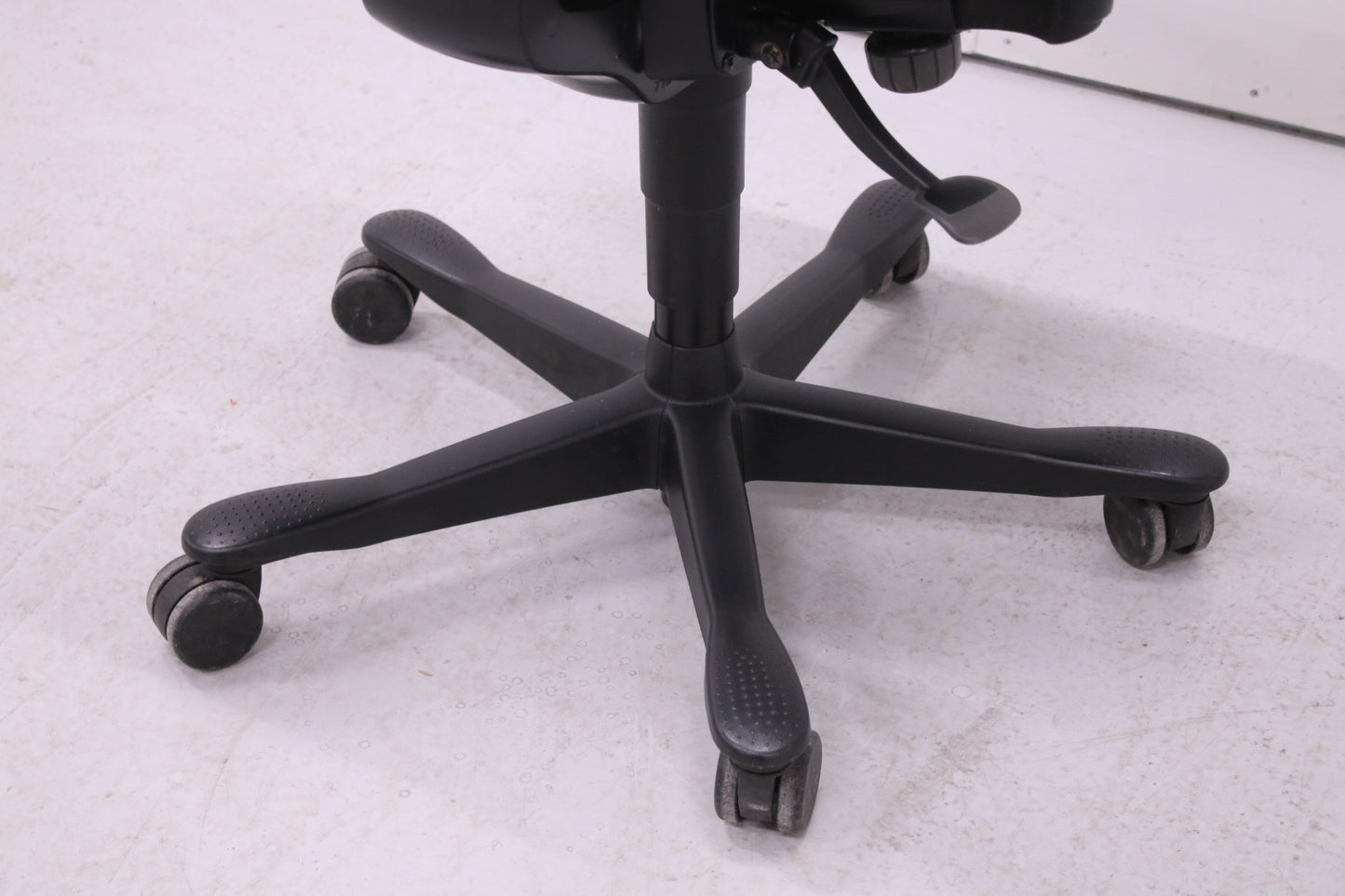 Uudelleenverhoiltu musta Kinnarps 6000 niskatuella, lyhyt selkä