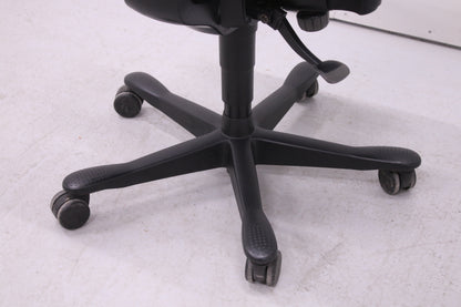 Uudelleenverhoiltu musta Kinnarps 6000 niskatuella, lyhyt selkä