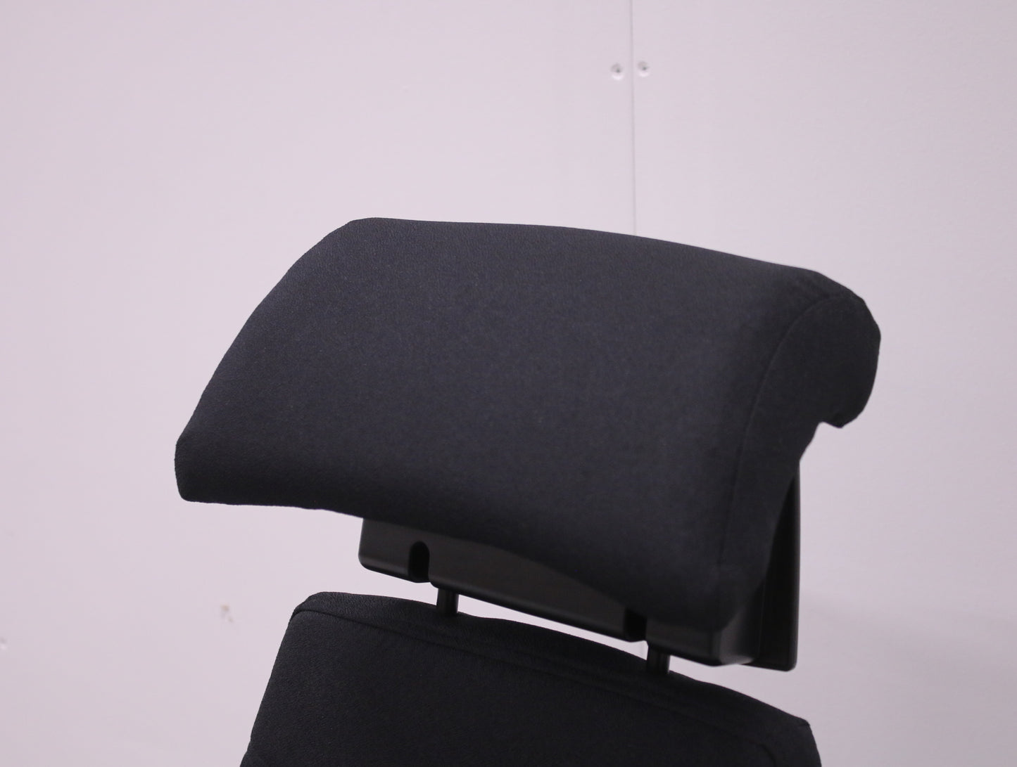 Uudelleenverhoiltu musta Kinnarps 6000 niskatuella, lyhyt selkä