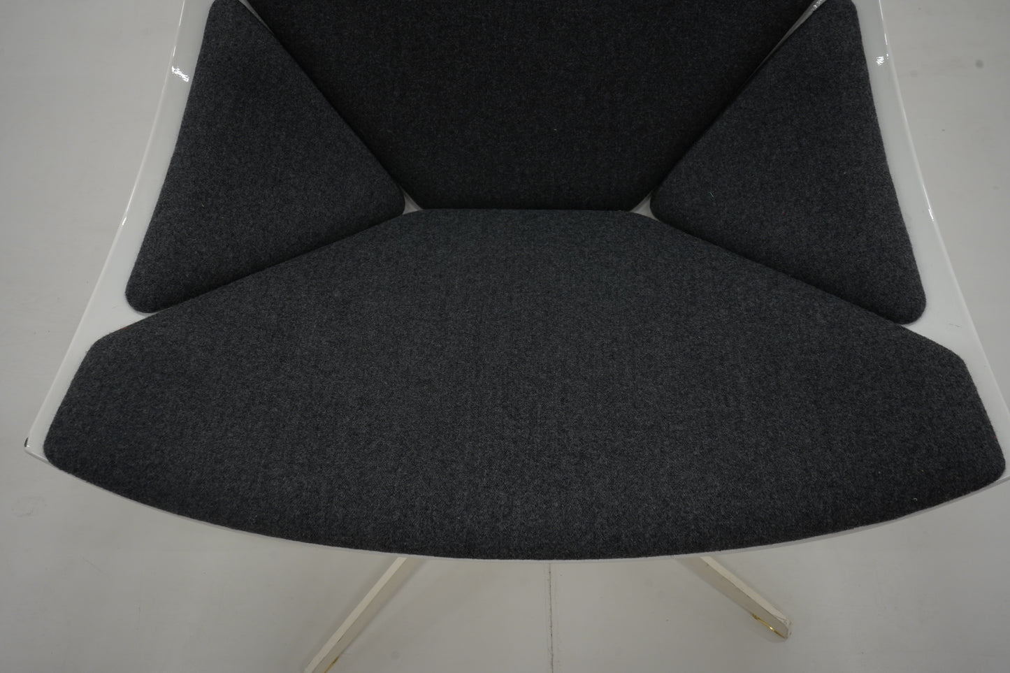 JEHS + LAUB, nojatuoli, "Space lepotuoli" Fritz Hansen, tummanharmaa