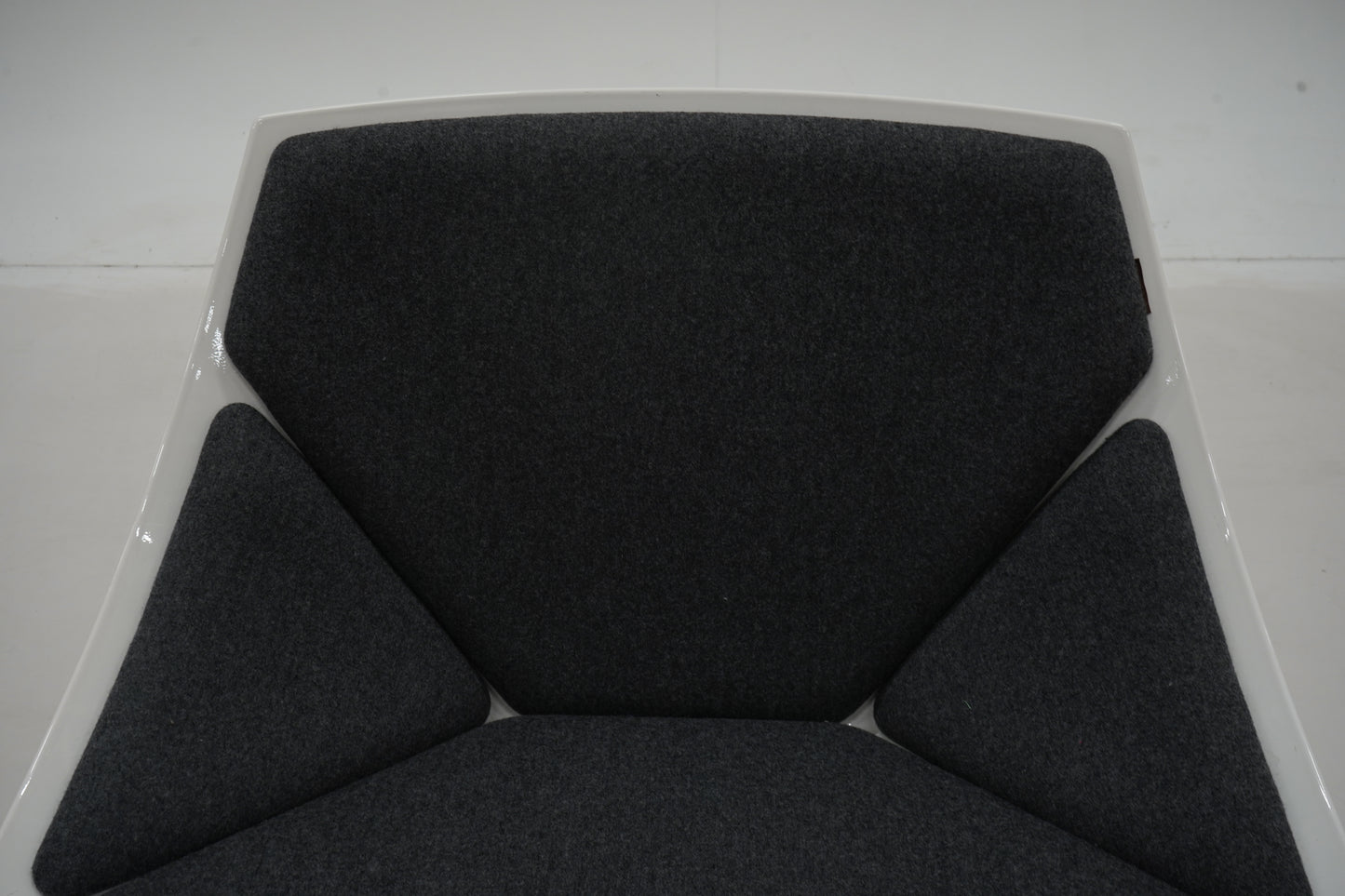 JEHS + LAUB, nojatuoli, "Space lepotuoli" Fritz Hansen, tummanharmaa