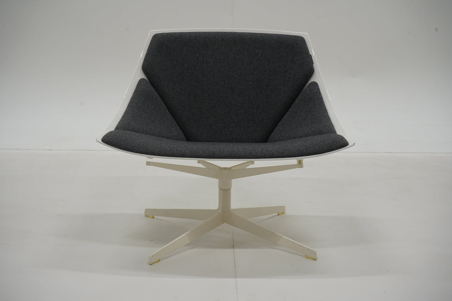 JEHS + LAUB, nojatuoli, "Space lepotuoli" Fritz Hansen, tummanharmaa