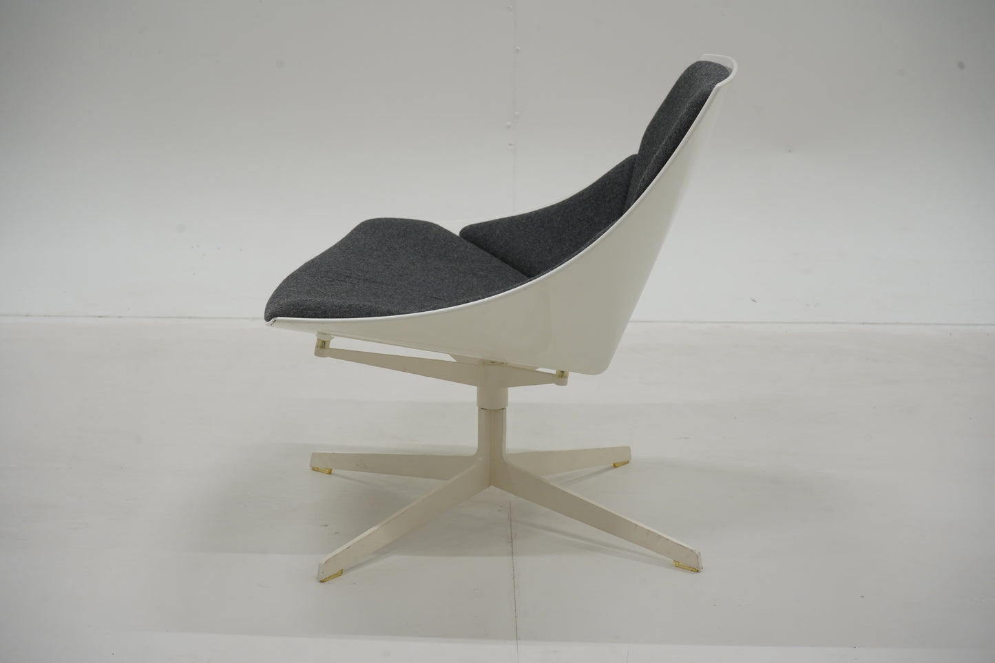 JEHS + LAUB, nojatuoli, "Space lepotuoli" Fritz Hansen, tummanharmaa