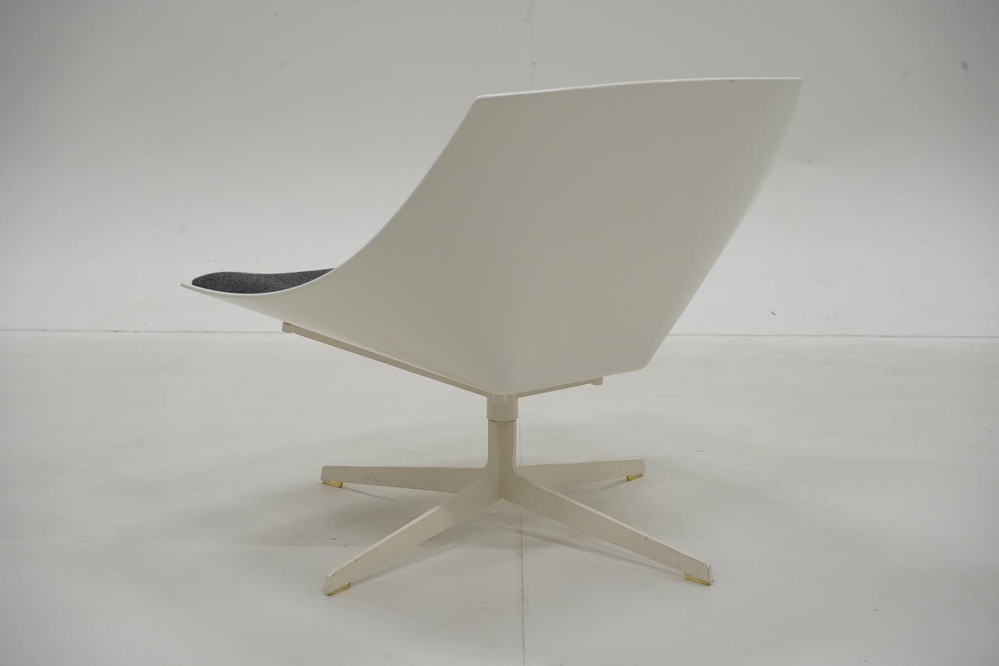 JEHS + LAUB, nojatuoli, "Space lepotuoli" Fritz Hansen, tummanharmaa