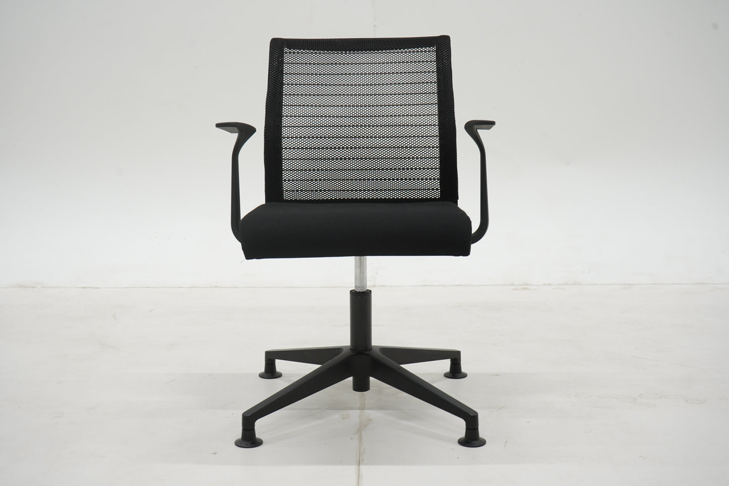 Steelcase Think-neuvottelutuoli, musta