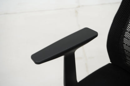 Steelcase Think-neuvottelutuoli, musta