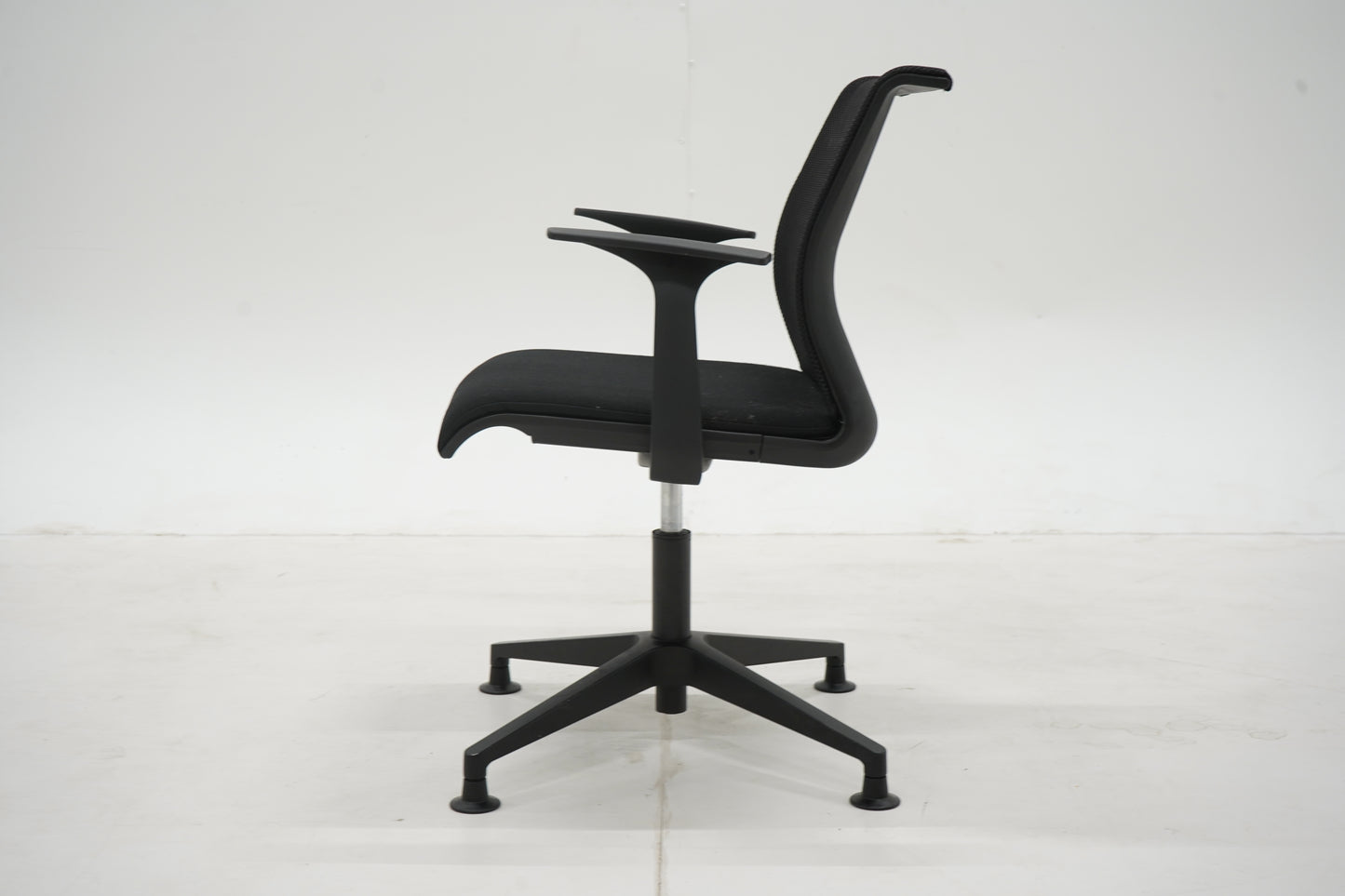 Steelcase Think-neuvottelutuoli, musta