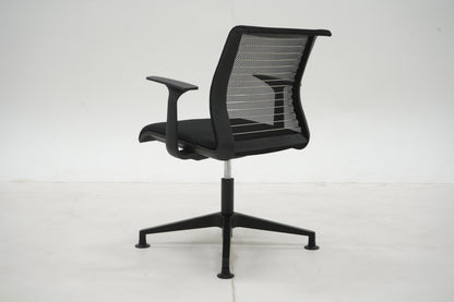 Steelcase Think-neuvottelutuoli, musta