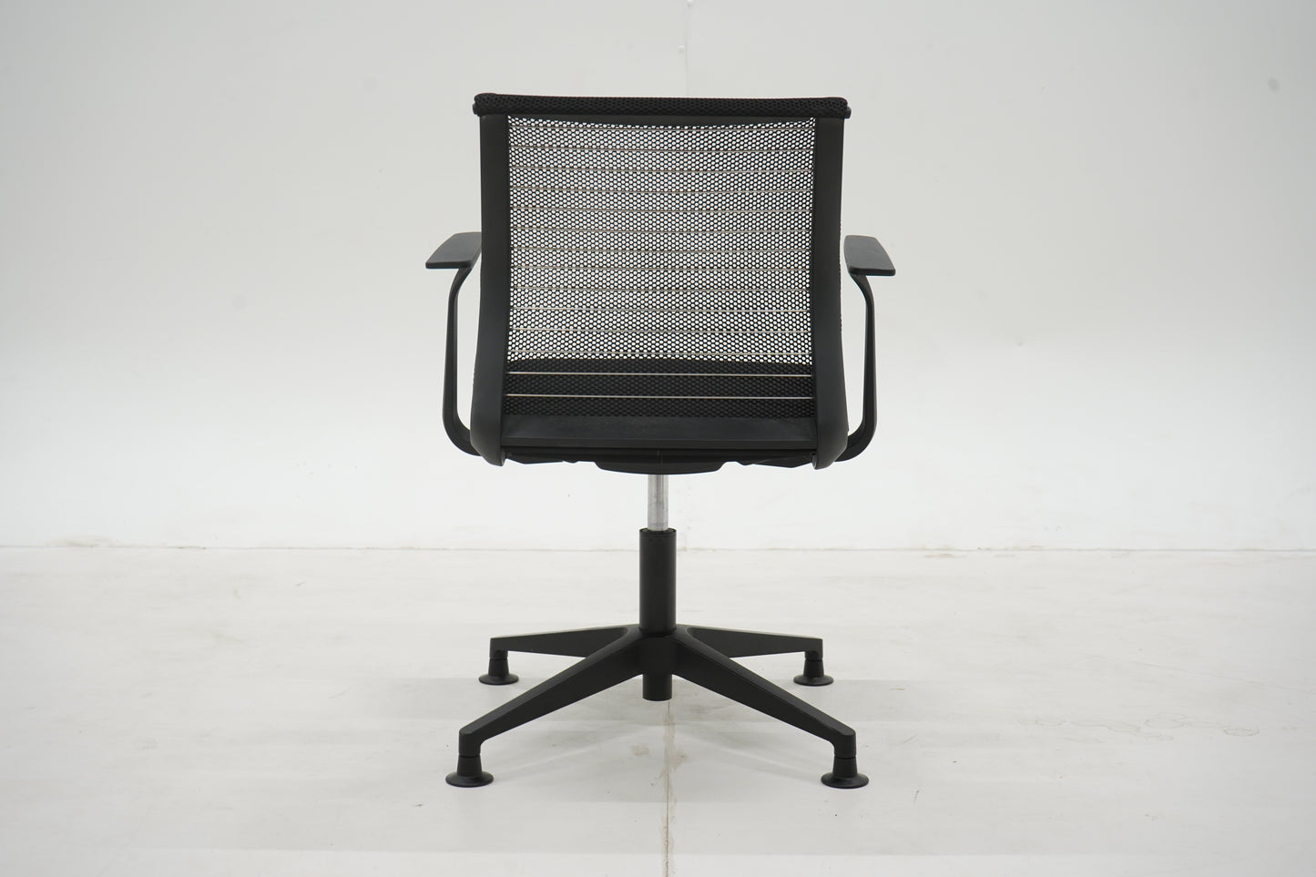 Steelcase Think-neuvottelutuoli, musta