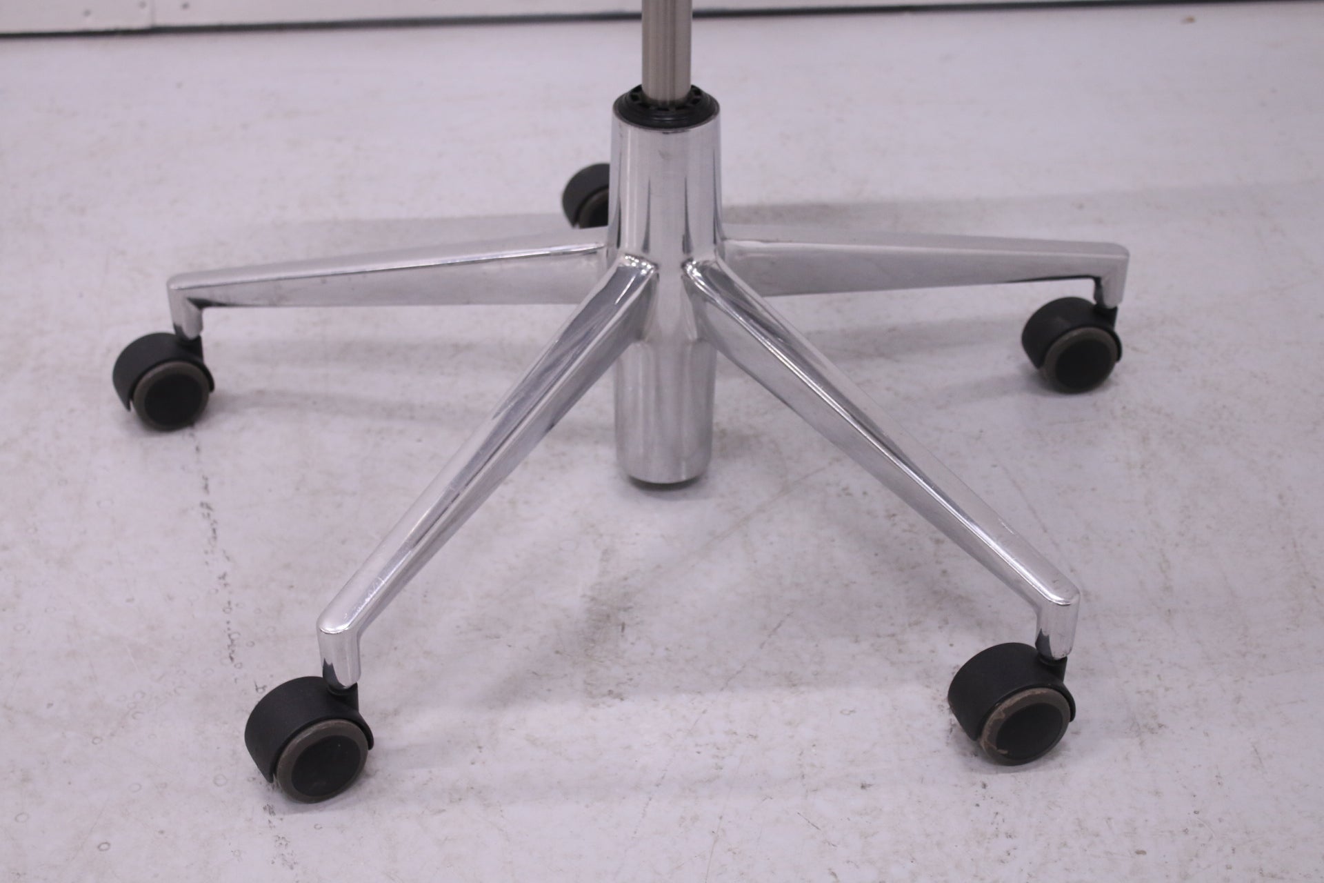 Alias Rollinframe - neuvottelutuoli, musta / kromi - Suomen Kalustekeskus