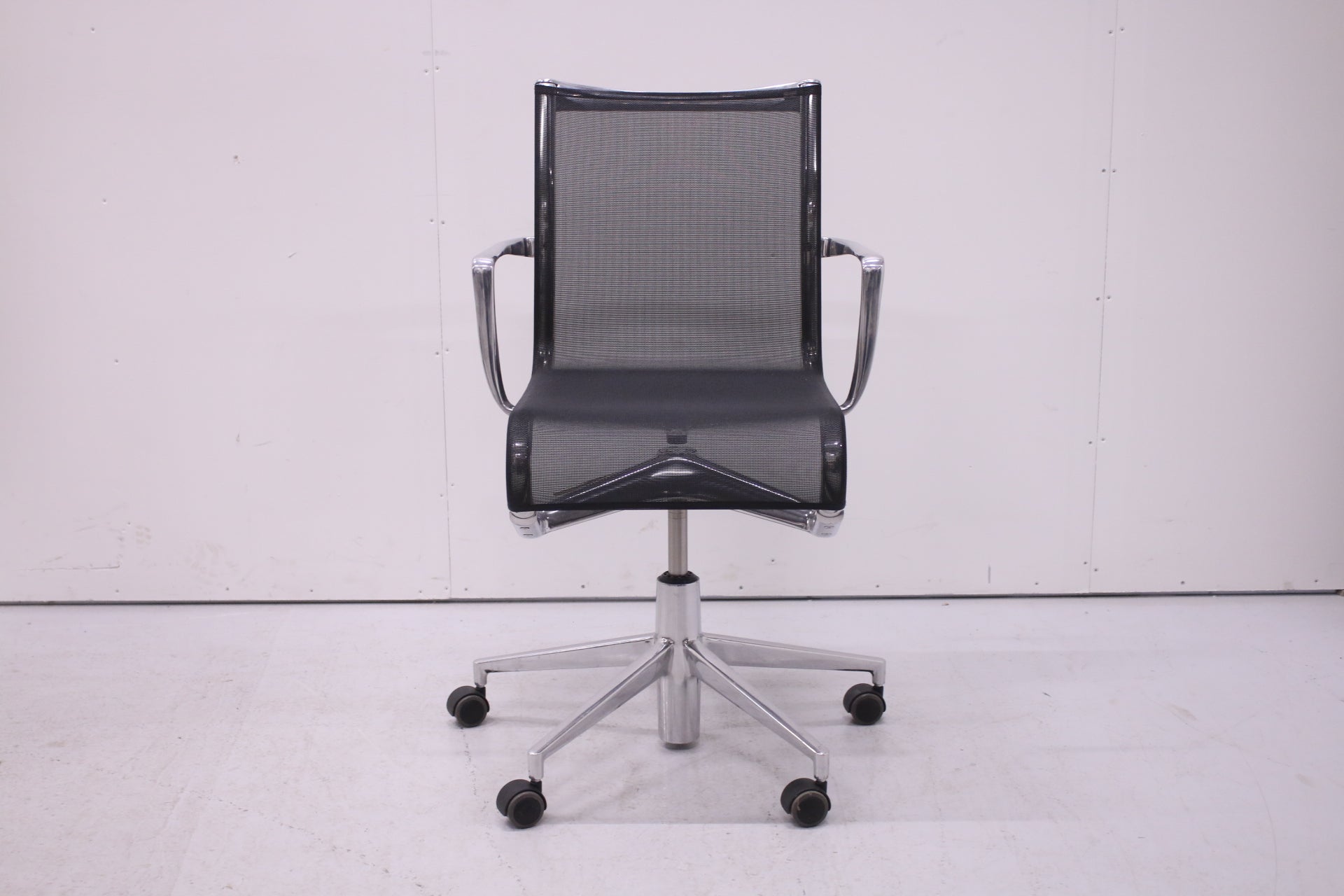 Alias Rollinframe - neuvottelutuoli, musta / kromi - Suomen Kalustekeskus