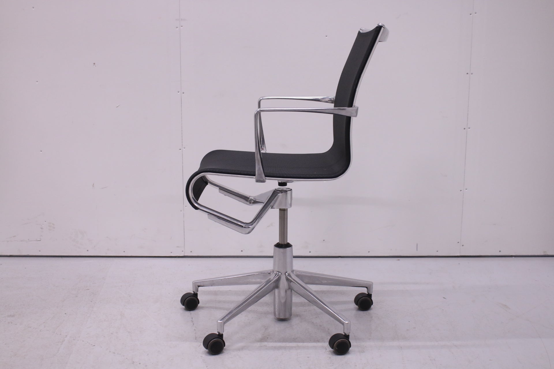 Alias Rollinframe - neuvottelutuoli, musta / kromi - Suomen Kalustekeskus