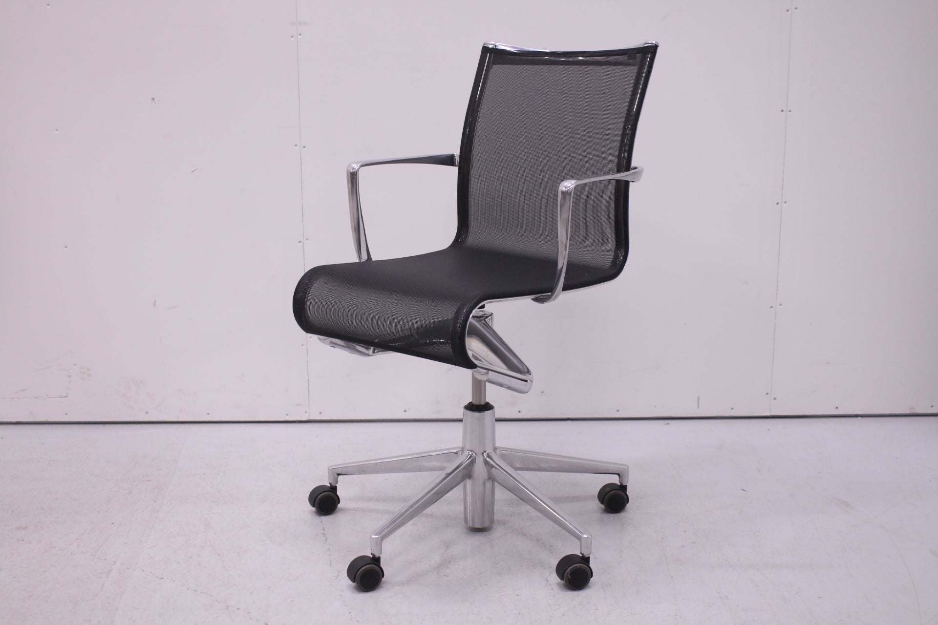 Alias Rollinframe - neuvottelutuoli, musta / kromi - Suomen Kalustekeskus