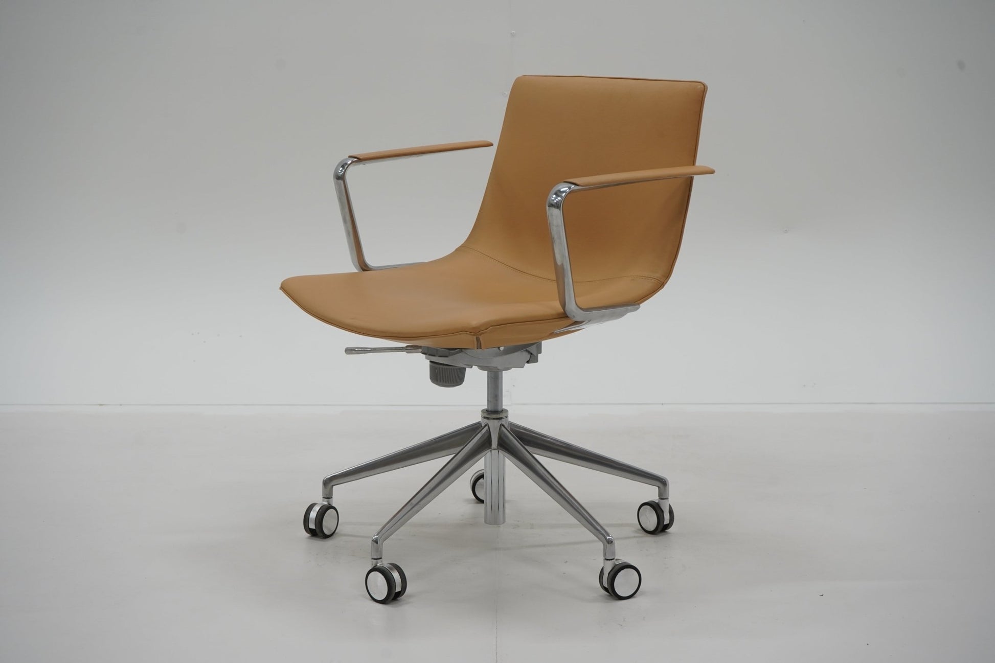 Arper Catifa 53 Executive - nahkainen design - neuvottelutuoli - Suomen Kalustekeskus