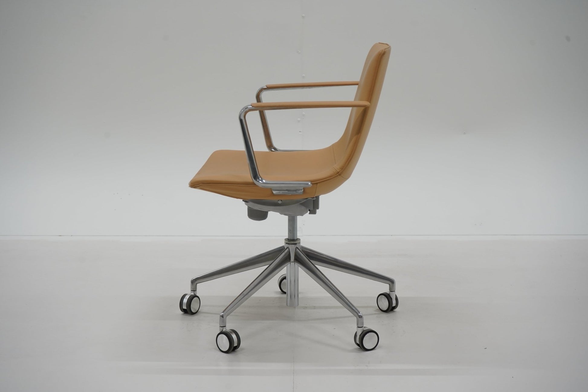 Arper Catifa 53 Executive - nahkainen design - neuvottelutuoli - Suomen Kalustekeskus