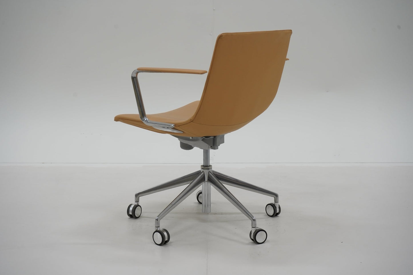 Arper Catifa 53 Executive - nahkainen design - neuvottelutuoli - Suomen Kalustekeskus