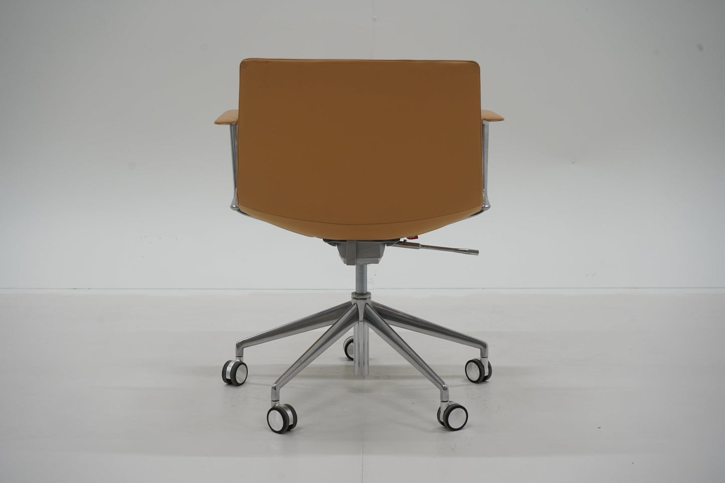 Arper Catifa 53 Executive - nahkainen design - neuvottelutuoli - Suomen Kalustekeskus