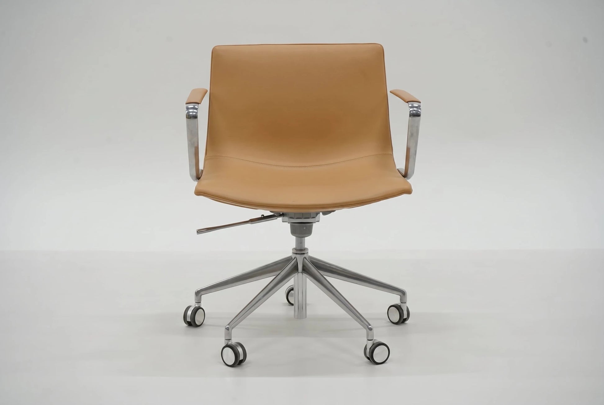 Arper Catifa 53 Executive - nahkainen design - neuvottelutuoli - Suomen Kalustekeskus