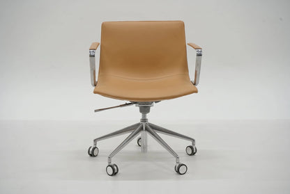 Arper Catifa 53 Executive - nahkainen design - neuvottelutuoli - Suomen Kalustekeskus