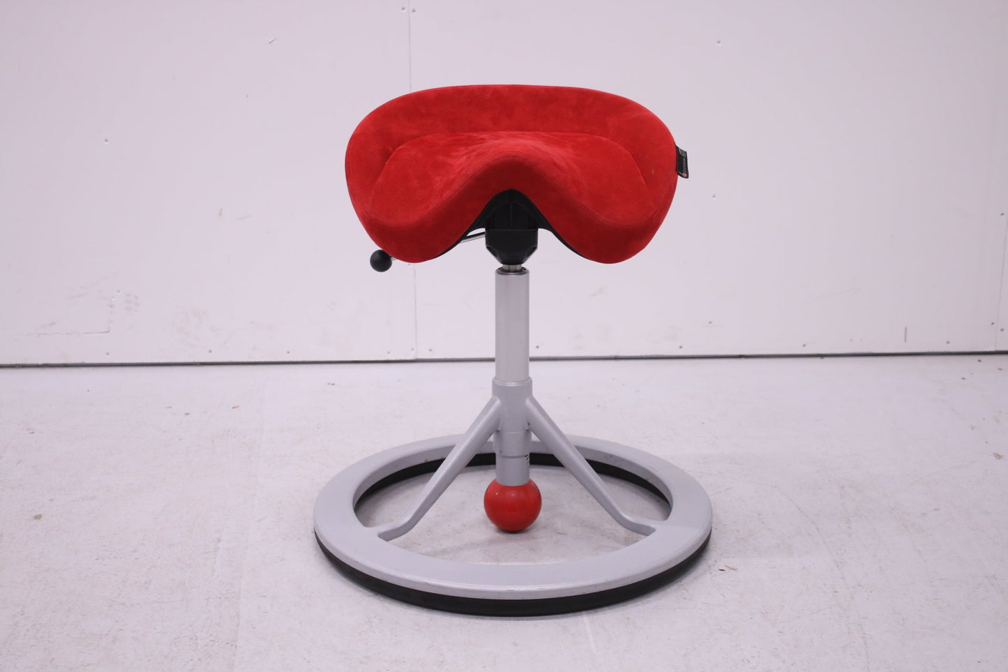 Backapp Smart Aktiivituoli, punainen Alacantara (Kopio) - Suomen Kalustekeskus