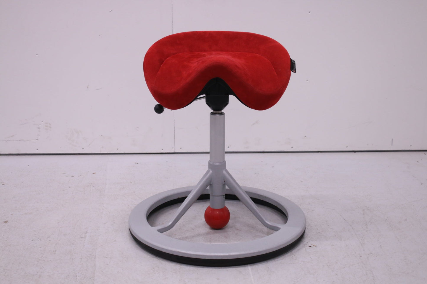 Backapp Smart Aktiivituoli, punainen Alacantara (Kopio) - Suomen Kalustekeskus