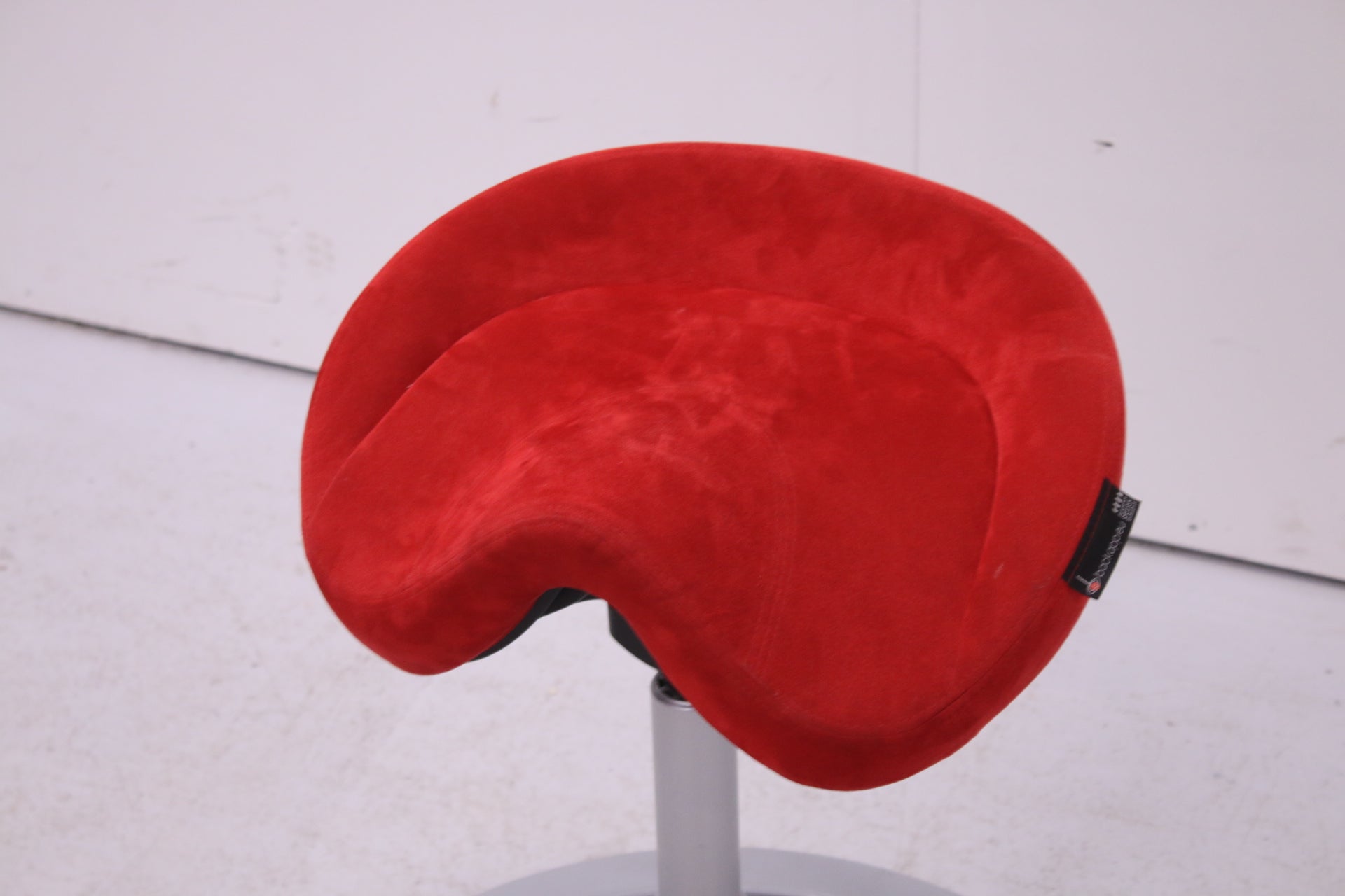 Backapp Smart Aktiivituoli, punainen Alacantara (Kopio) - Suomen Kalustekeskus