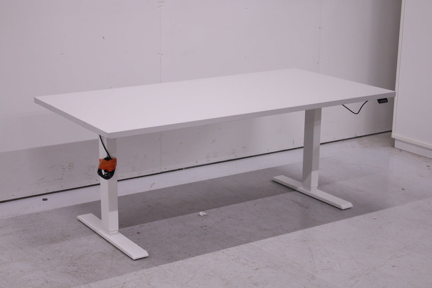 Basic sähköpöytä, valkoinen (Eri kansi kokoja 100 - 140 cm) - Suomen Kalustekeskus
