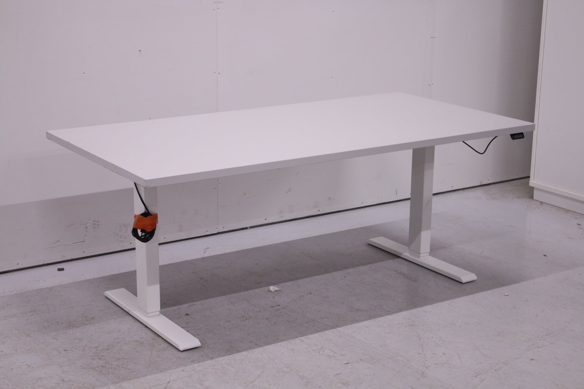 Basic sähköpöytä, valkoinen (Eri kansi kokoja 100 - 140 cm) - Suomen Kalustekeskus