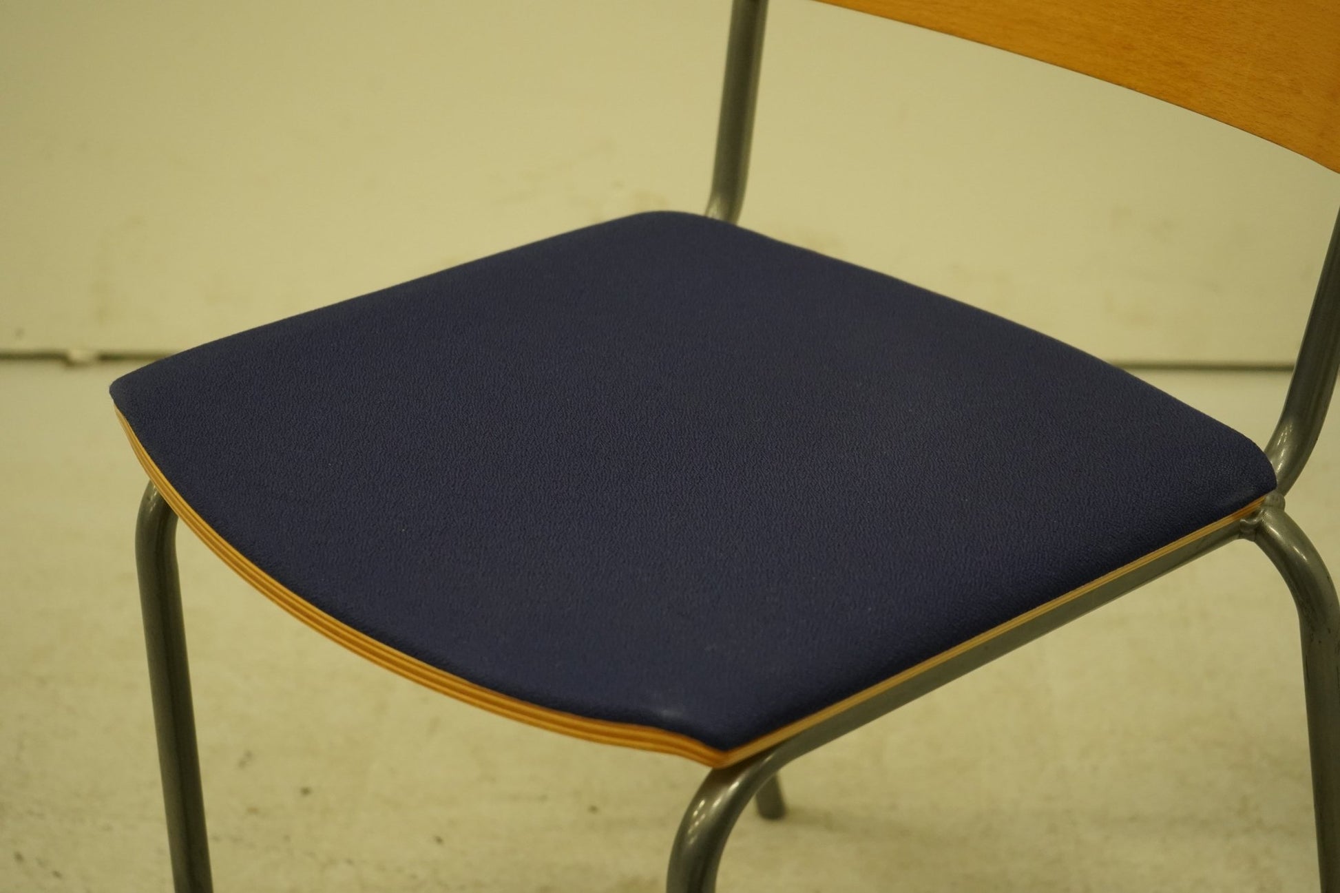 EFG pinottava yleistuoli, sininen istuin - Suomen Kalustekeskus