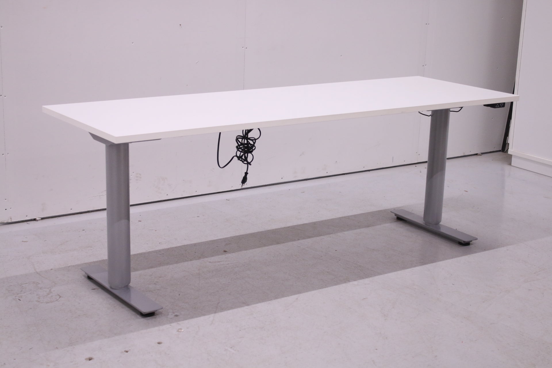 EFG sähköpöytä harmaa / valkoinen 180x60 - Suomen Kalustekeskus