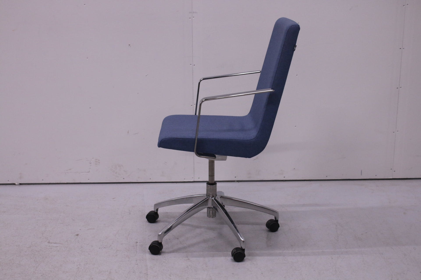 EFG Woods neuvottelutuoli - Suomen Kalustekeskus