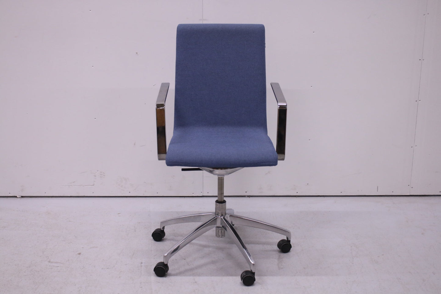 EFG Woods neuvottelutuoli - Suomen Kalustekeskus