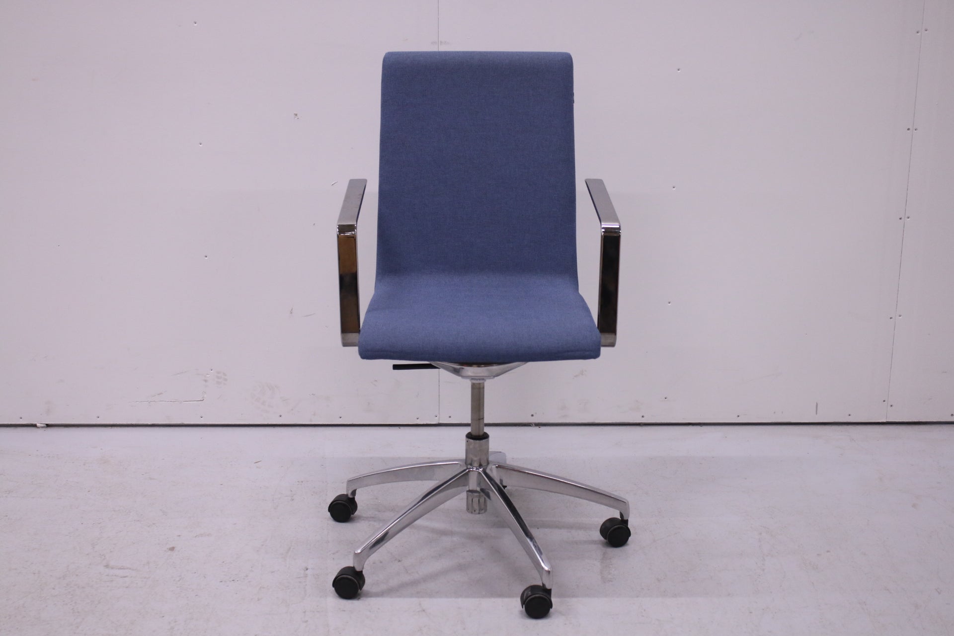 EFG Woods neuvottelutuoli - Suomen Kalustekeskus