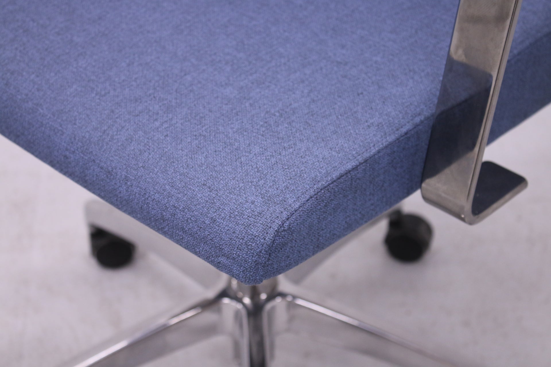 EFG Woods neuvottelutuoli - Suomen Kalustekeskus