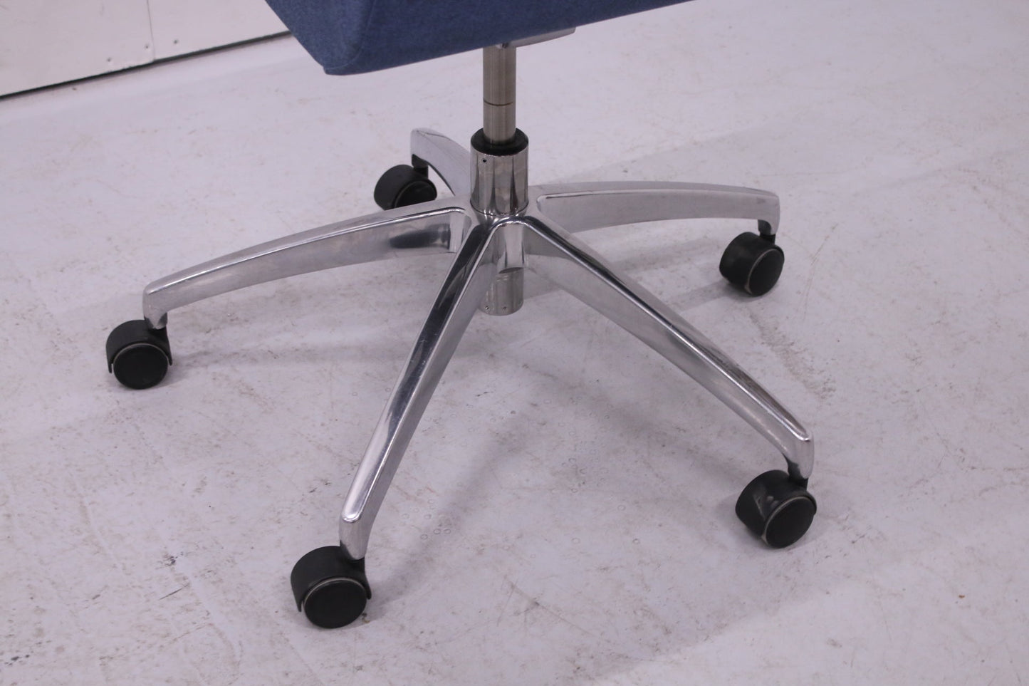 EFG Woods neuvottelutuoli - Suomen Kalustekeskus