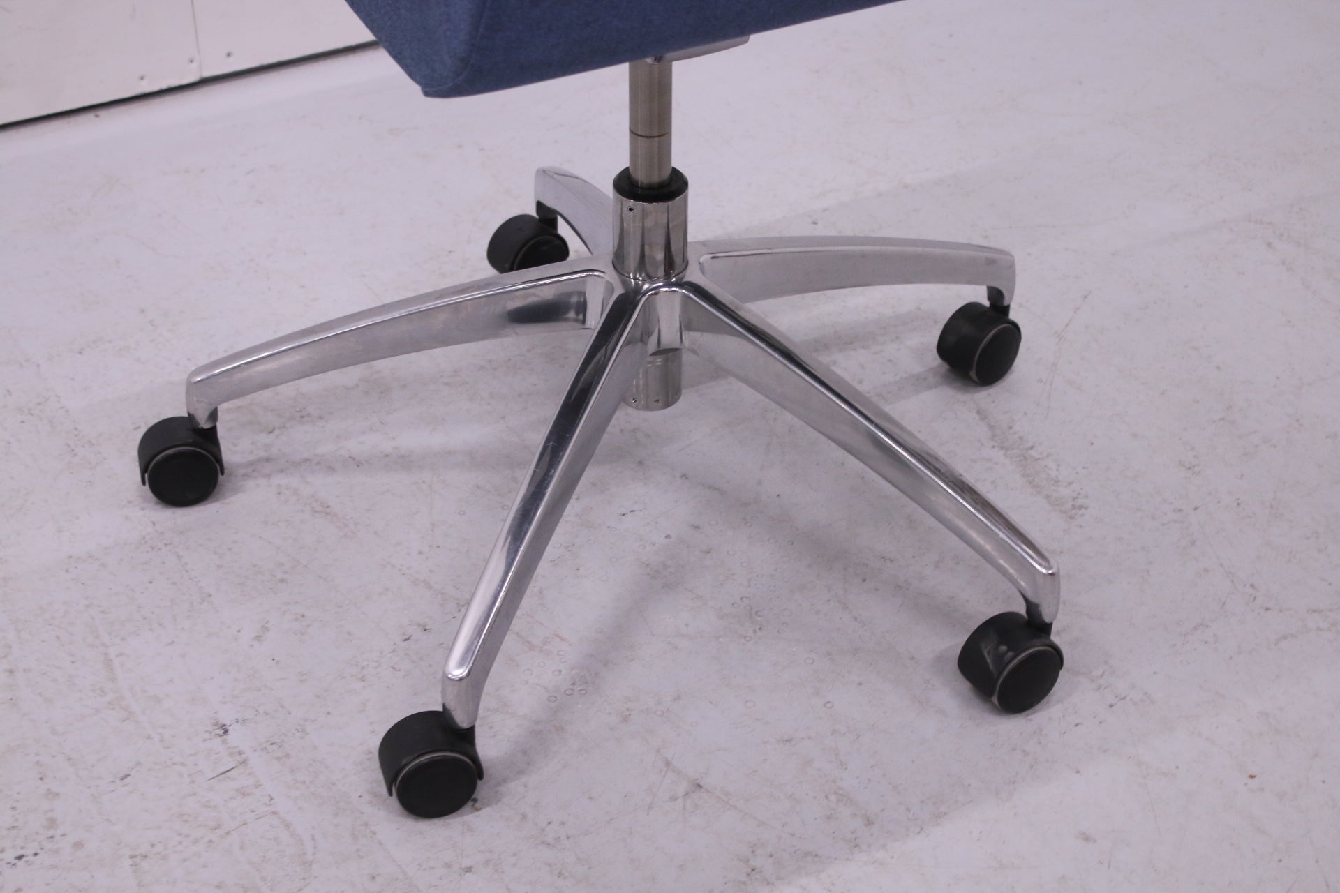 EFG Woods neuvottelutuoli - Suomen Kalustekeskus