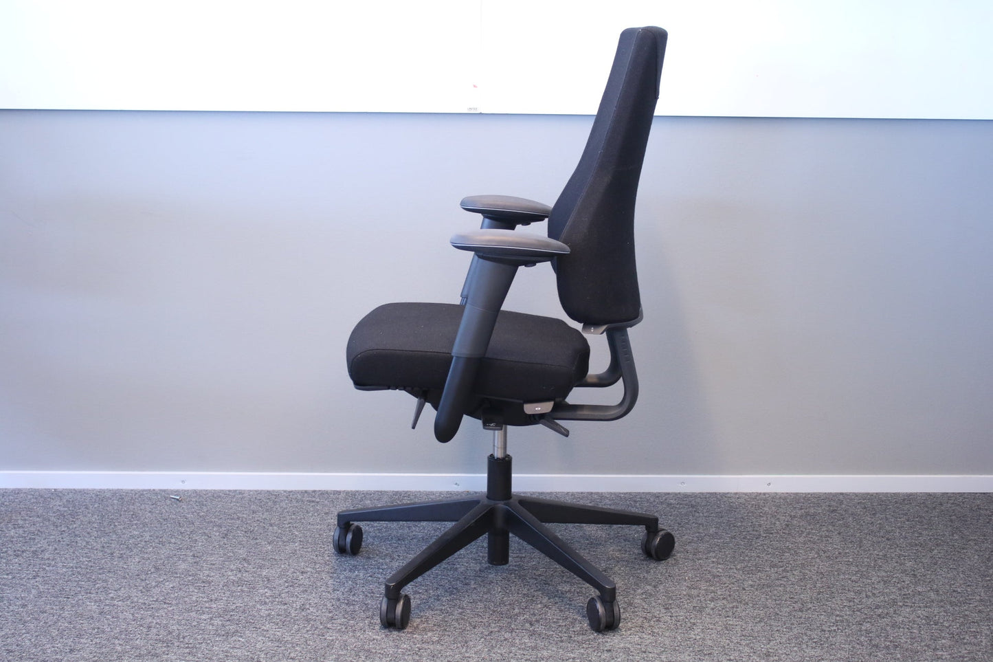 Ennakkomyynnissä: Martela Axia 2.5 - työtuoli, musta - Suomen Kalustekeskus