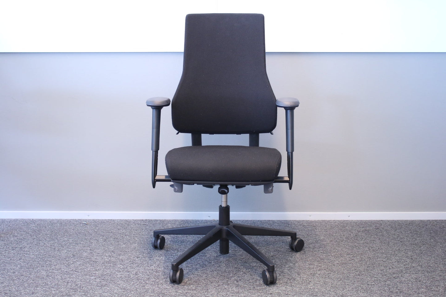 Ennakkomyynnissä: Martela Axia 2.5 - työtuoli, musta - Suomen Kalustekeskus