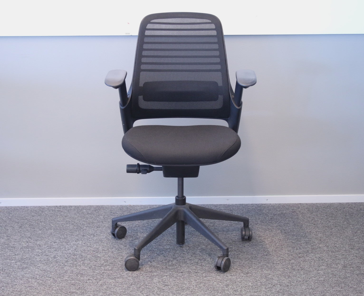 Ennakkomyynnissä: Steelcase Series 1 - verkkoselkäinen työtuoli - Suomen Kalustekeskus