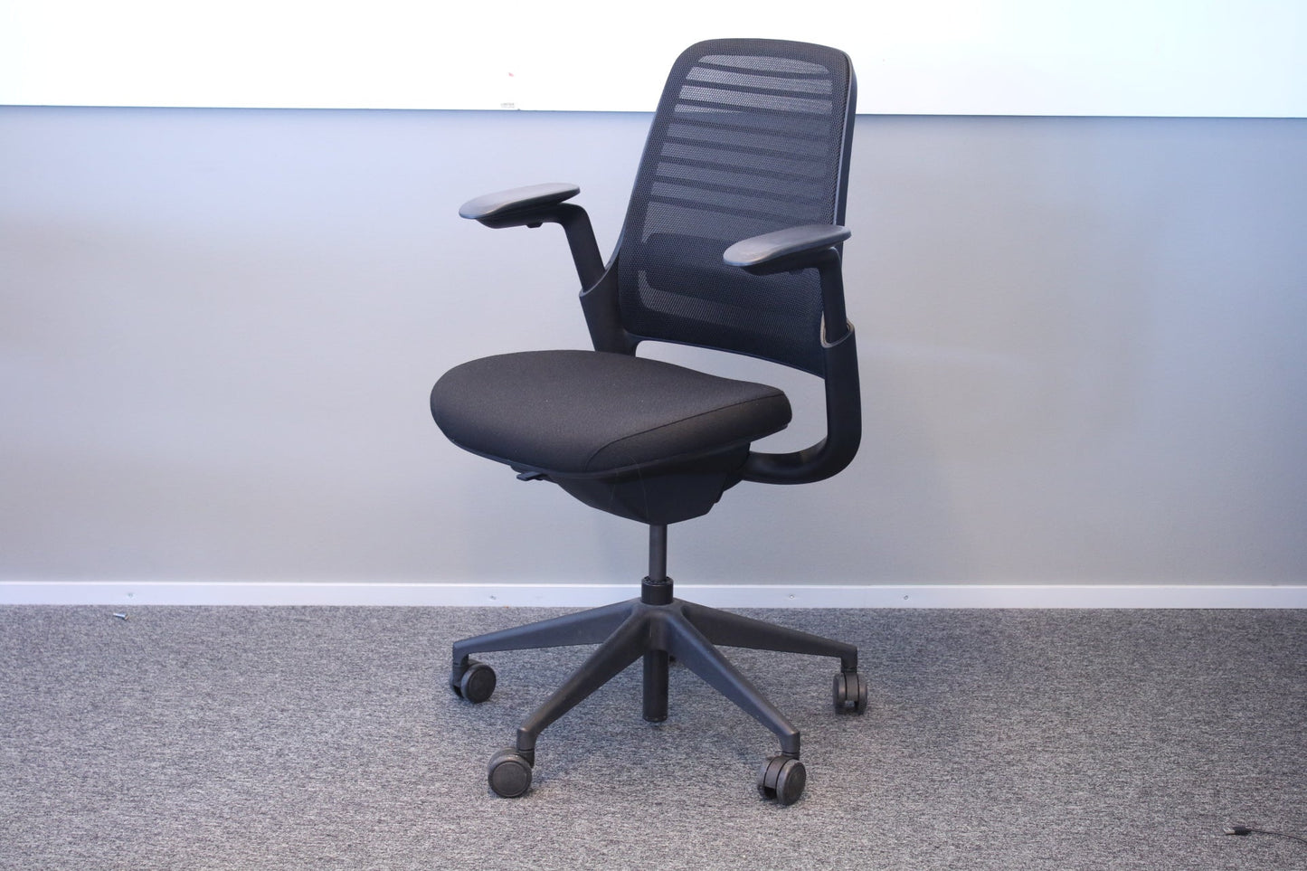 Ennakkomyynnissä: Steelcase Series 1 - verkkoselkäinen työtuoli - Suomen Kalustekeskus