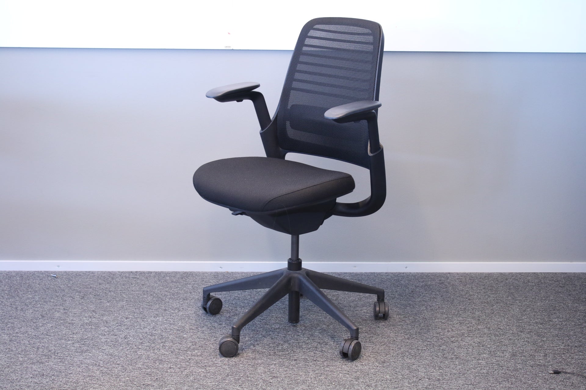Ennakkomyynnissä: Steelcase Series 1 - verkkoselkäinen työtuoli - Suomen Kalustekeskus